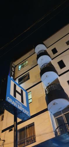 un bâtiment avec un panneau devant lui dans l'établissement Hotel Gran Imperio, à Medellín