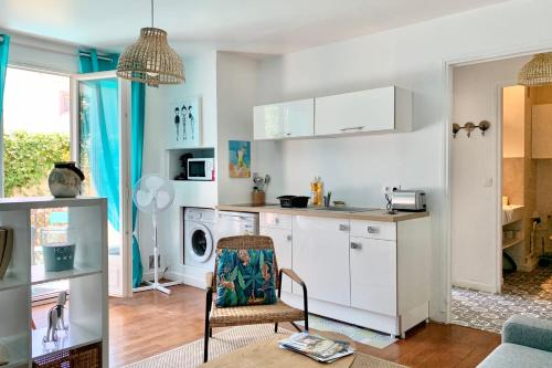 een keuken met witte kasten en een stoel in een kamer bij The Blueberry of Echirolles #AL in Échirolles