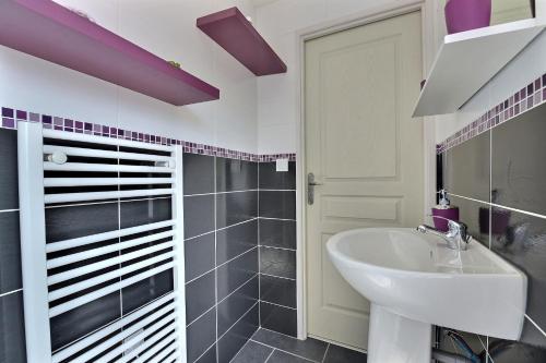 a bathroom with a white sink and a shower at Appartement 2 pièces pleins de charmes (Géorgie) in Audincourt