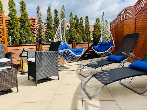 a group of chairs and tables on a patio at Apartamenty Blisko Centrum in Toruń