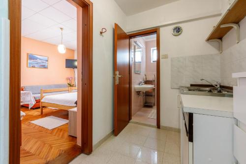 um quarto com casa de banho e um quarto em Apartment Antic S em Crikvenica