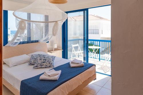 1 dormitorio con 1 cama con 2 toallas en St Nicolaos Villa Ekaterina 3 bdrm, en Protaras