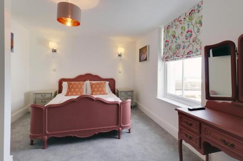 1 dormitorio con cama, tocador y espejo en Master accommodation suite 3 sea view en Hastings