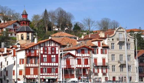 Nespecifikovaný výhled na destinaci Ciboure nebo výhled na město při pohledu z bed and breakfast