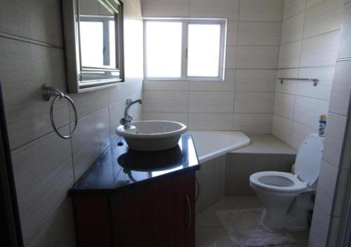 y baño con lavabo y aseo. en Sunninghill Luxury Spacious Executive Penthouse en Sandton