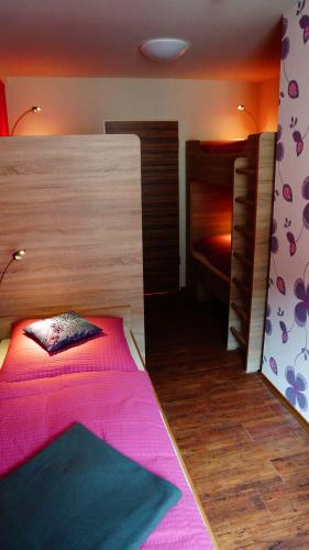 En eller flere senge i et værelse på Bavaria City Hostel - Design Hostel