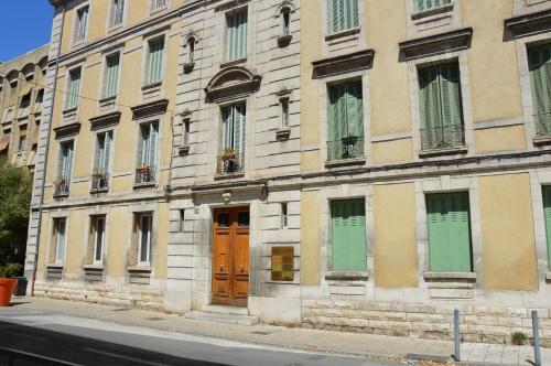 Intra Muros Thiers appart 8 pers 3 ch Wifi tout équipé parking proche