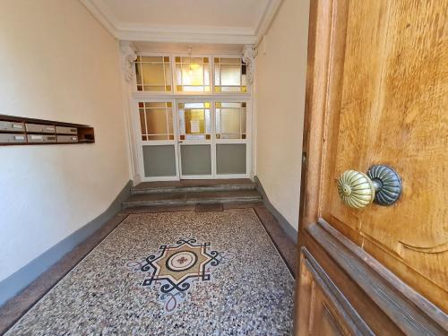 an empty hallway with a door and a tile floor at Appartement intra muros 8 personnes climatisé Wifi stationnement facile in Avignon