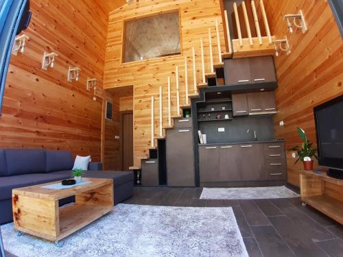 - un salon avec un canapé et un escalier dans l'établissement Vista Cottage, à Ulcinj