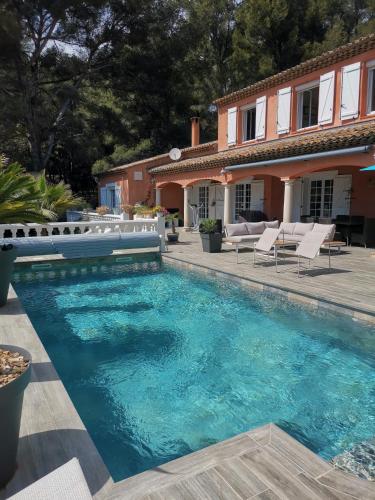 une piscine devant une maison dans l'établissement Appartement Pinede Man Yelle, à Sanary-sur-Mer