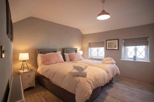מיטה או מיטות בחדר ב-Kilbroney River Cottage