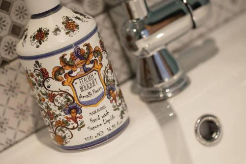 - Botella pequeña de comida en el lavabo del baño en Kilbroney River Cottage en Rostrevor