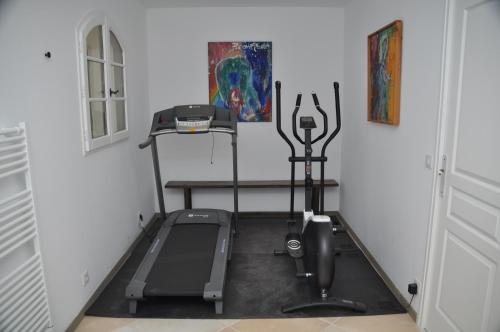 The fitness centre and/or fitness facilities at Le Clos Geraldy - Charming B&B et Spa