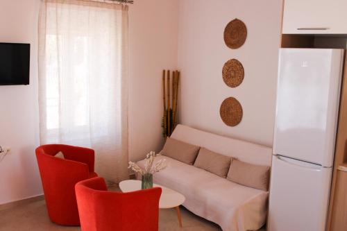 タブロニティスにあるChez Athena/ Vacation home for 6 in Chaniaのリビングルーム(ソファ、赤い椅子付)