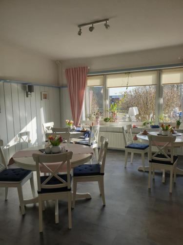 ห้องอาหารหรือที่รับประทานอาหารของ Hotel Garni Haus Dithmarschen