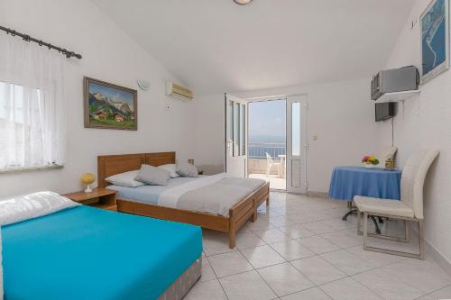 En eller flere senge i et værelse på Apartments Luca