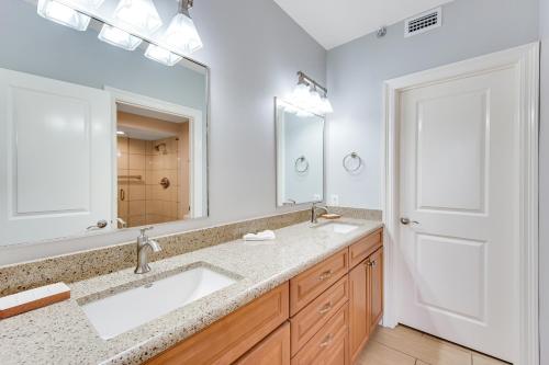 baño con lavabo y espejo grande en High Pointe 231, en Rosemary Beach