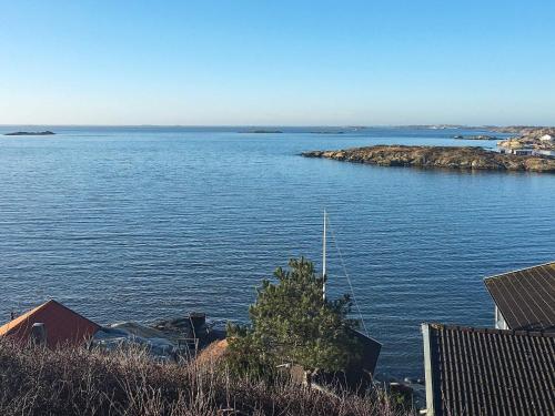 - une vue sur une grande étendue d'eau dans l'établissement 2 person holiday home in TORSLANDA, à Hällsvik