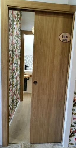 a wooden door with a sign on it in a room at Ecocasa Lema II in Muxia