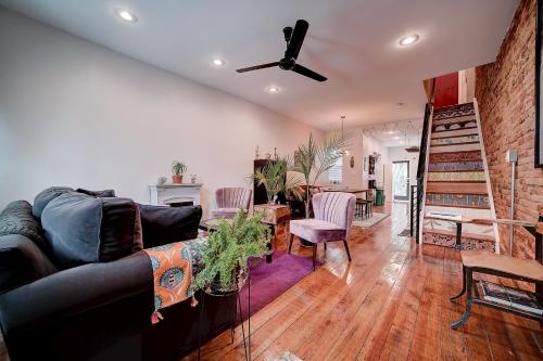 sala de estar con sofá y ventilador de techo en Artsy Hidden Gem --- FREE PARKING en Filadelfia