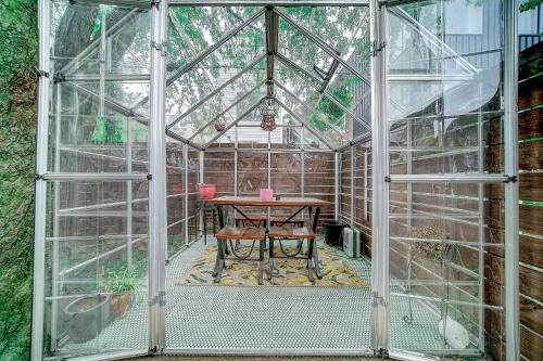 un invernadero de cristal con una mesa. en Artsy Hidden Gem --- FREE PARKING en Filadelfia