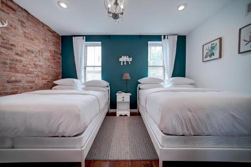 2 camas en una habitación con paredes azules en Artsy Hidden Gem -- FREE PARKING, en Filadelfia
