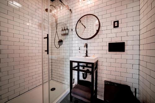 a bathroom with a sink and a shower and a mirror at Artsy Hidden Gem -- FREE PARKING in Philadelphia