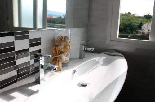 Un baño de Casa rural familiar con vistas al rio en Galicia