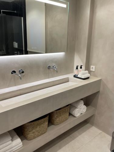y baño con lavabo, espejo y toallas. en Amarella Suite, en Marbella