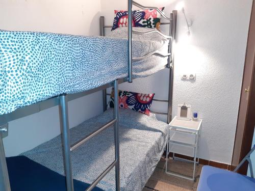 - une chambre avec lits superposés dans un dortoir dans l'établissement Apartamento vistas mar primera linea playa, à Platja d'Aro