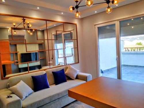 un soggiorno con divano e tavolo di Eirik's beachfront apartments & penthouse a Vlorë
