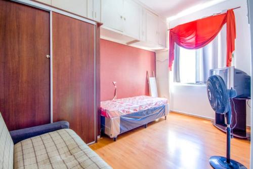 Cet appartement comprend une chambre avec un lit et une fenêtre. dans l'établissement Apartamento Arouche, à São Paulo