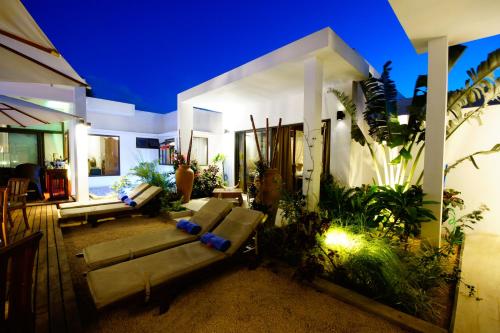 - un salon avec un canapé et des plantes dans l'établissement Villa Alizee, à Port-Louis