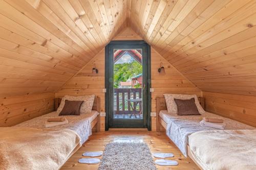 Holiday Village Ostrog tesisinde bir odada yatak veya yataklar