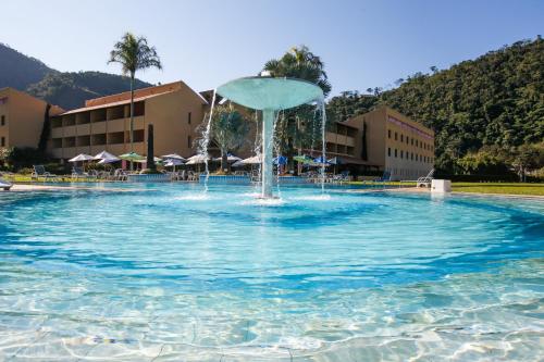 una fontana al centro di una piscina di Villa Itaipava Resort & Conventions a Itaipava