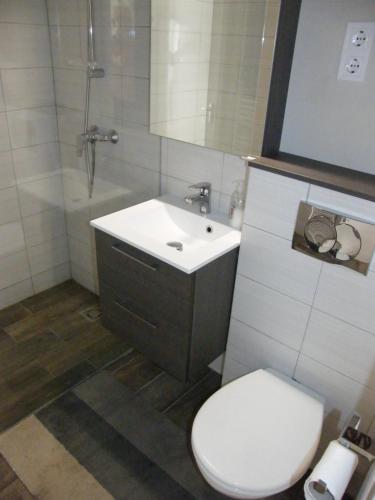 Ванная комната в Gyarmati Apartman