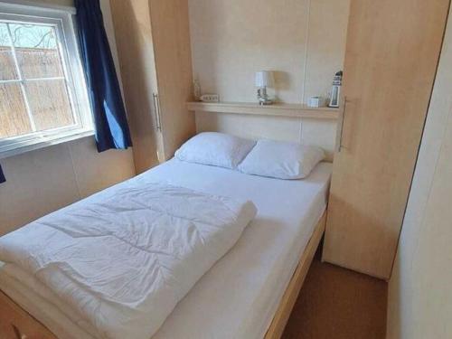 Säng eller sängar i ett rum på Charming Chalet in Goedereede with Open Area