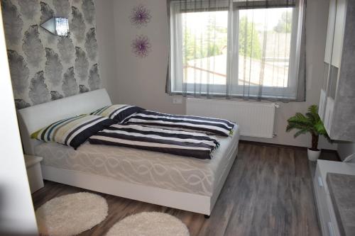 Кровать или кровати в номере Gyarmati Apartman
