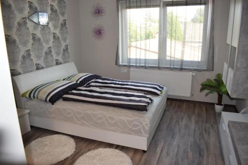 Posteľ alebo postele v izbe v ubytovaní Gyarmati Apartman
