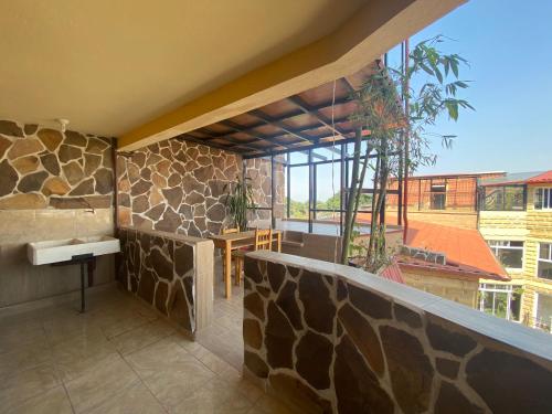 a balcony with a sink and a stone wall at Hotel & Suites Cerro Roj0 in Tlatlauquitepec