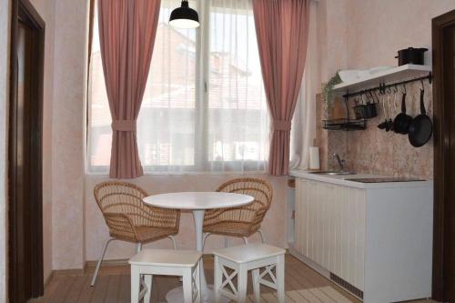 uma cozinha com mesa e cadeiras e uma janela em Princess Apartment em Sandanski