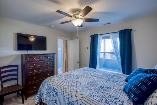 A bed or beds in a room at Oceanview Townhome - Pet Friendly - Sleeps 6 - King