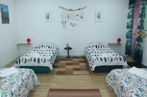 pokój z dwoma łóżkami i stołem w obiekcie Bella Italia Portas da Cidade w mieście Ponta Delgada