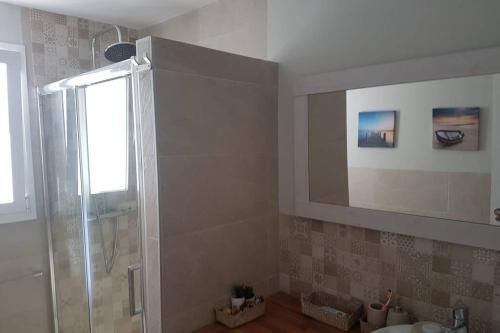 bagno con doccia e lavandino di Recién reformado, bien situado y comunicado a San Fernando