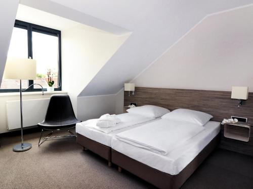 Giường trong phòng chung tại Hotel Schweizer Hof