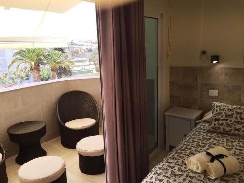 a bedroom with a bed and a window with a window at Atlantic Coast Apartment - Playa Del Inglés in Playa del Ingles