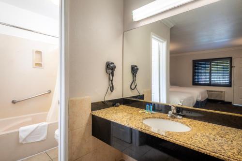 a bathroom with a sink and a mirror at Hotel H-Wood in Los Angeles