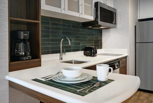 Кухня или мини-кухня в Staybridge Suites - Houston - Galleria Area by IHG
