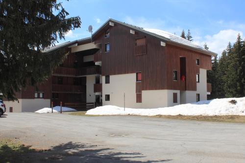 un gran edificio con nieve delante en Appartement T2 col de Merdassier au pied des pistes en Manigod