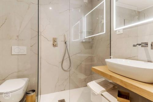 La salle de bains est pourvue d'une douche, d'un lavabo et de toilettes. dans l'établissement NAVONA luxury loft with terrace, à Rome